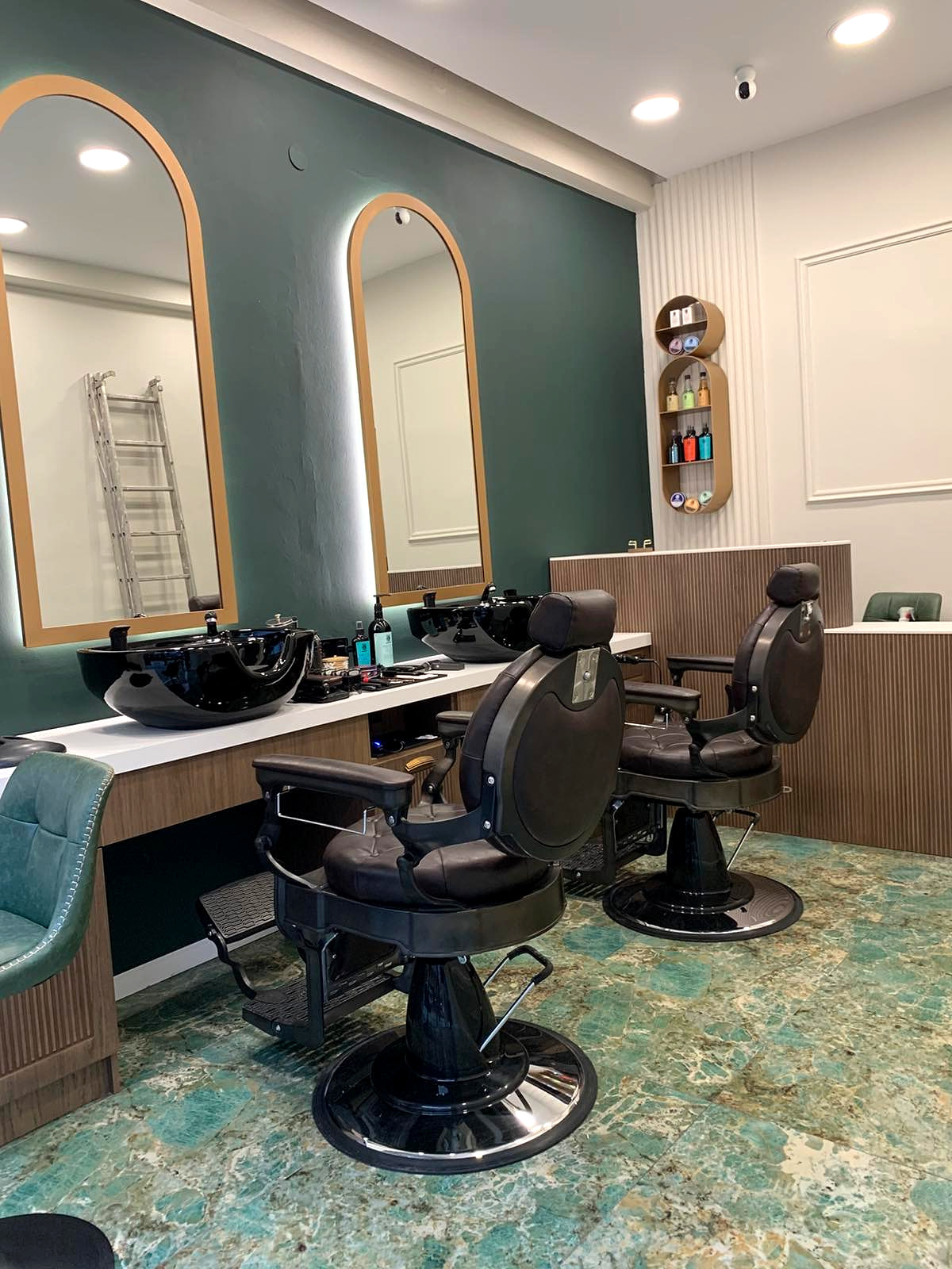 Οι δύο θέσεις εργασίας του Barber's Chair, με τους καθρέφτες σε καμάρα και τις δερμάτινες καρέκλες